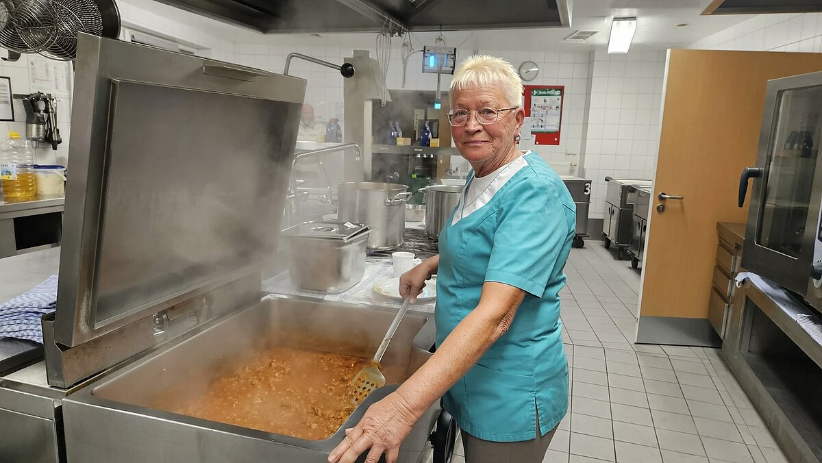 Pflegerin kocht Gulasch