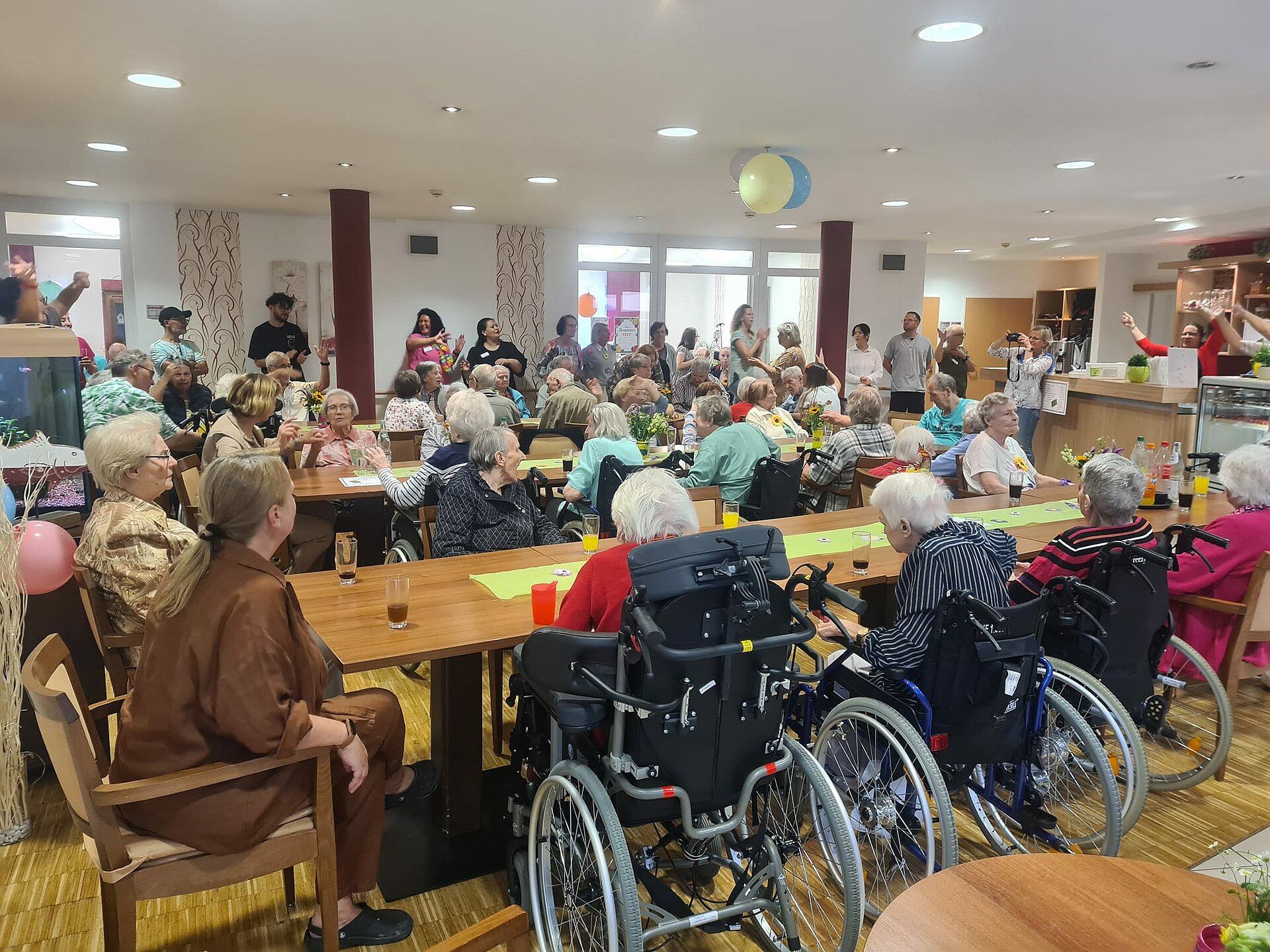 Sommerfest: Feiernde Bewohner
