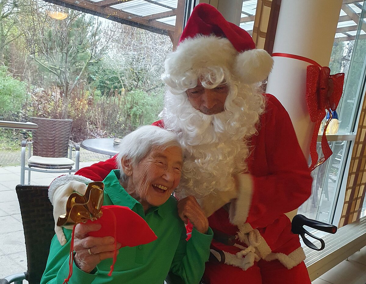 Nikolaus mit Bewohner