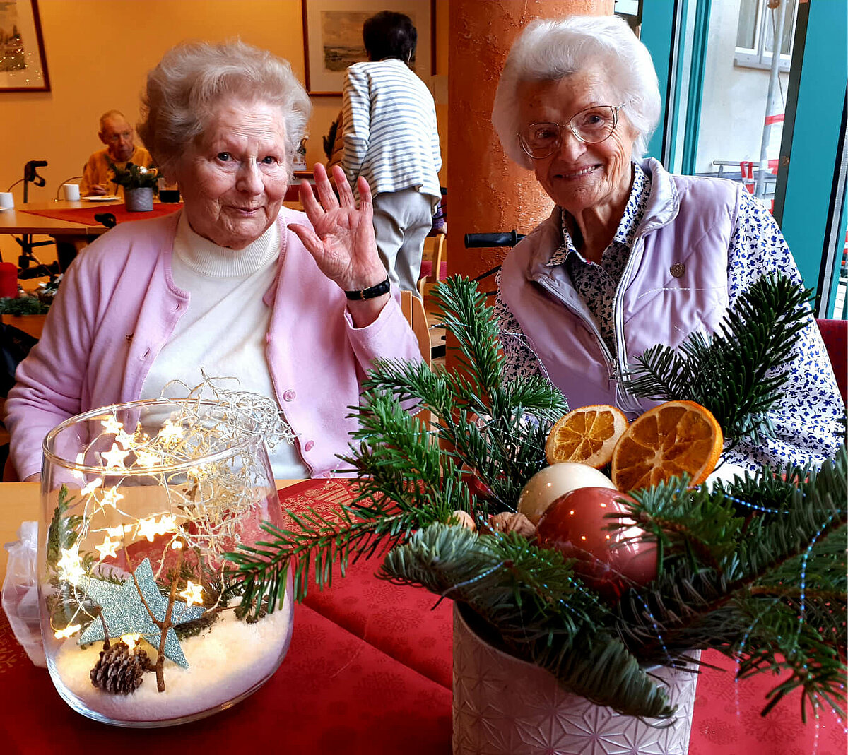 Zwei Seniorinnen sitzen gemeinsam in der Cafeteria der Senioren-Residenz "Waldersee" in Lübeck