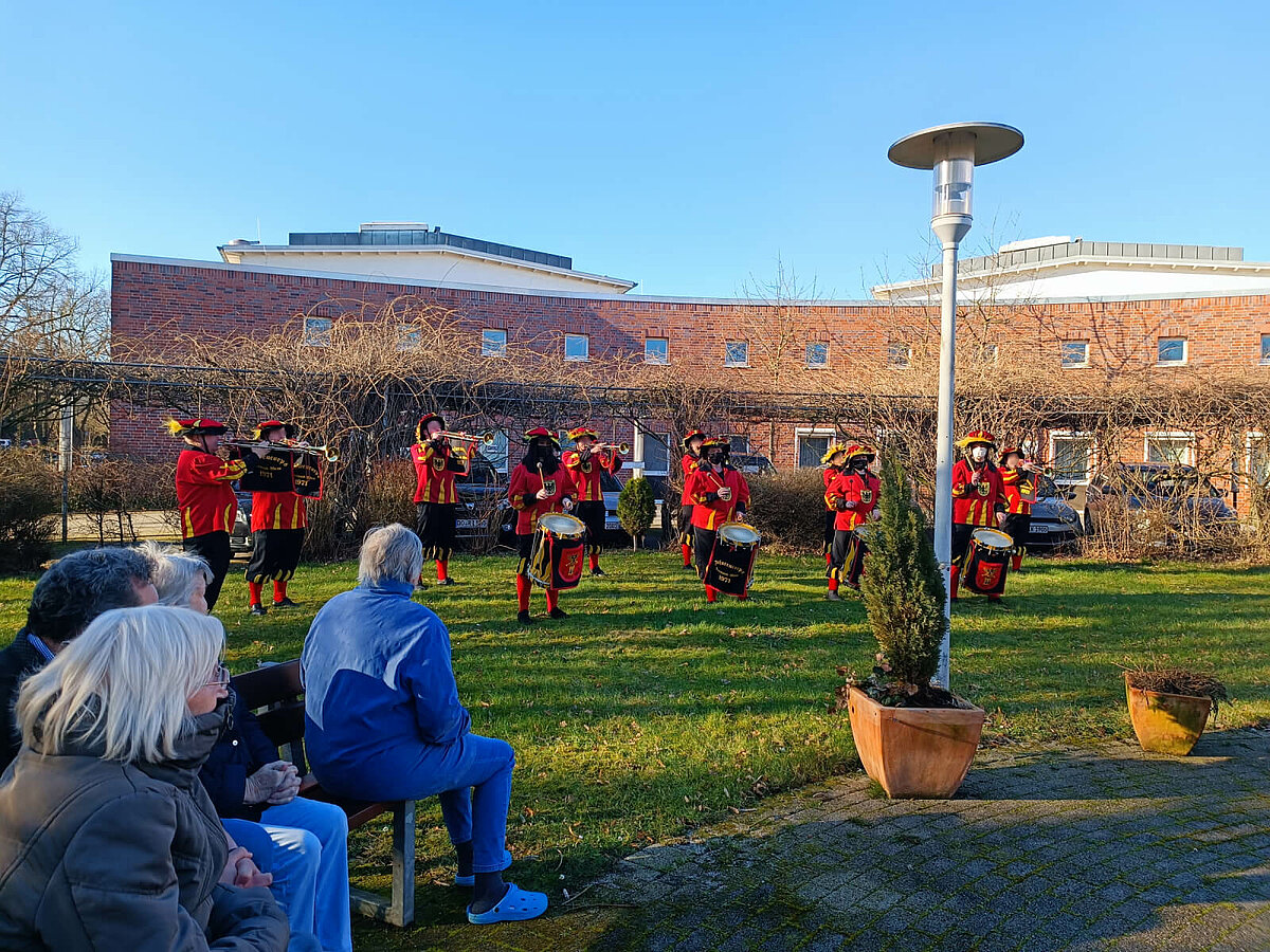 Fanfarenchor spielt für die Bewohner des Seniorenheims "Am Volksgarten" in Dortmund