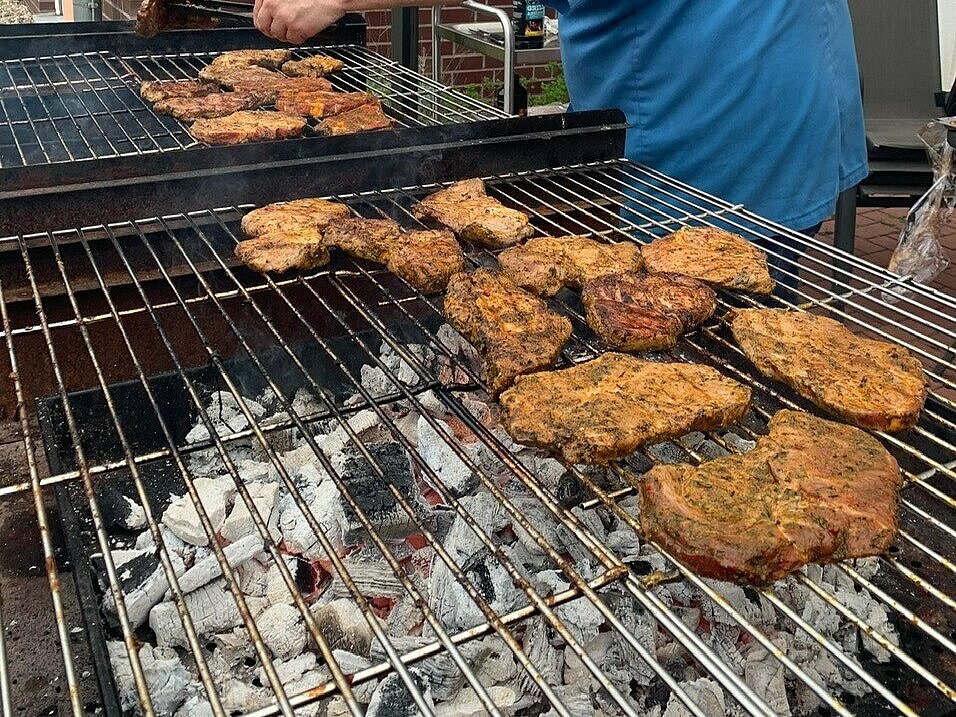 Beim Sommerfest wird gegrillt