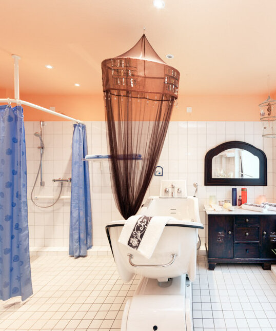 Badezimmer mit barrierefreier Dusche und Badewanne in der Alloheim Senioren-Residenz Godenbergschlößchen in Bad Malente