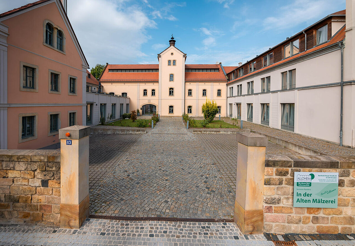 Haupteingang mit Parkplatz der Senioren-Residenz "In der Alten Mälzerei"