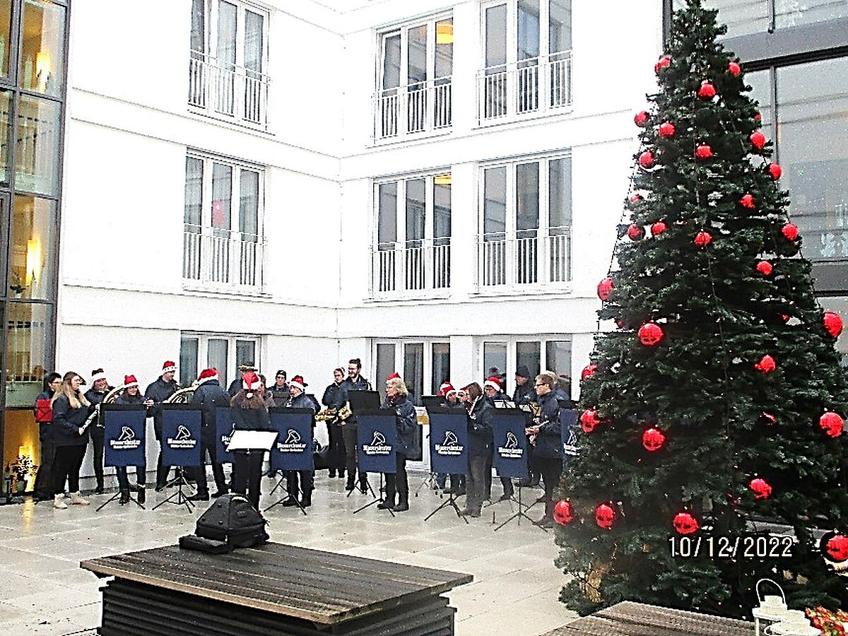 Orchester spielt am 3. Advent vorm Seniorenheim "Philosophenweg" in Wetzlar