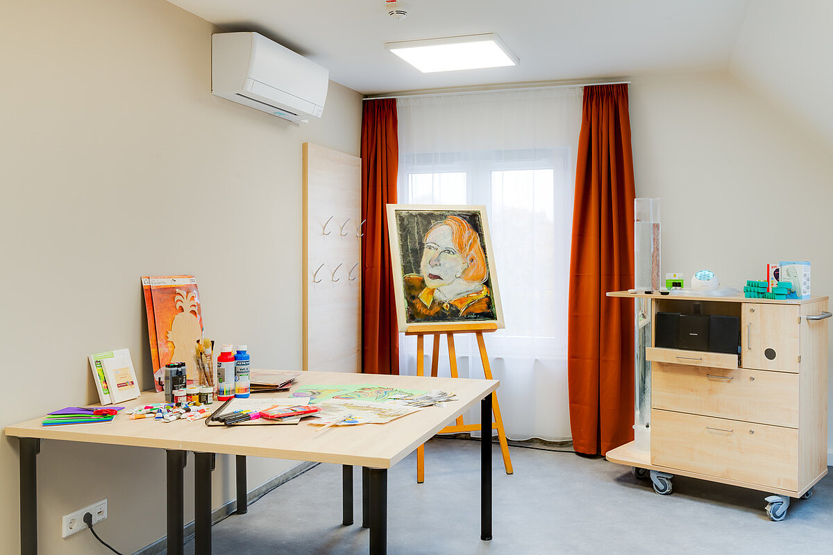 Gemeinschaftsraum mit Krativangebot für die Senioren