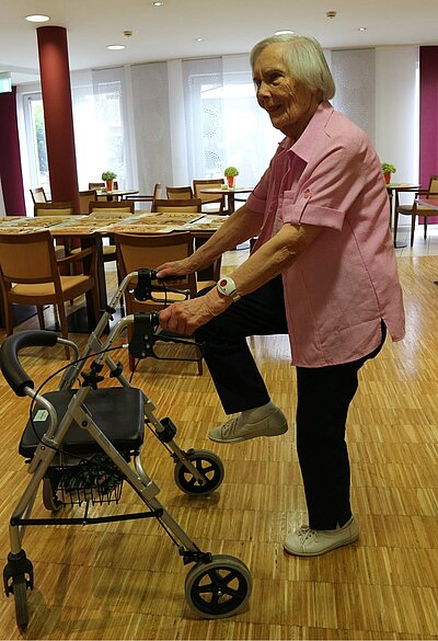 Bewohnerin des Alloheim Pflegeheims in Schwerte macht Gymnastikübungen am Rollator