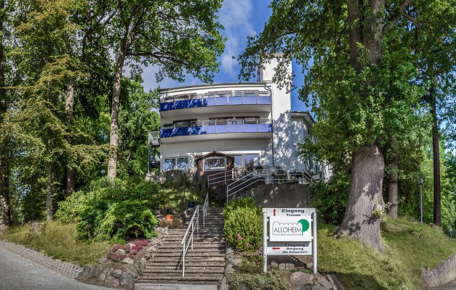 Alloheim Senioren-Residenz Godenbergschlößchen in Bad Malente - Blick auf Gebäude und Grünanlagen
