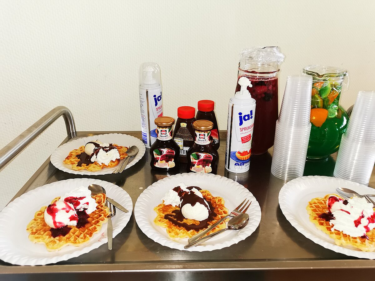 Waffeln mit Sahne, Eis und selbst gemachter Bowle zum Maifest des Altenheims Rosbach