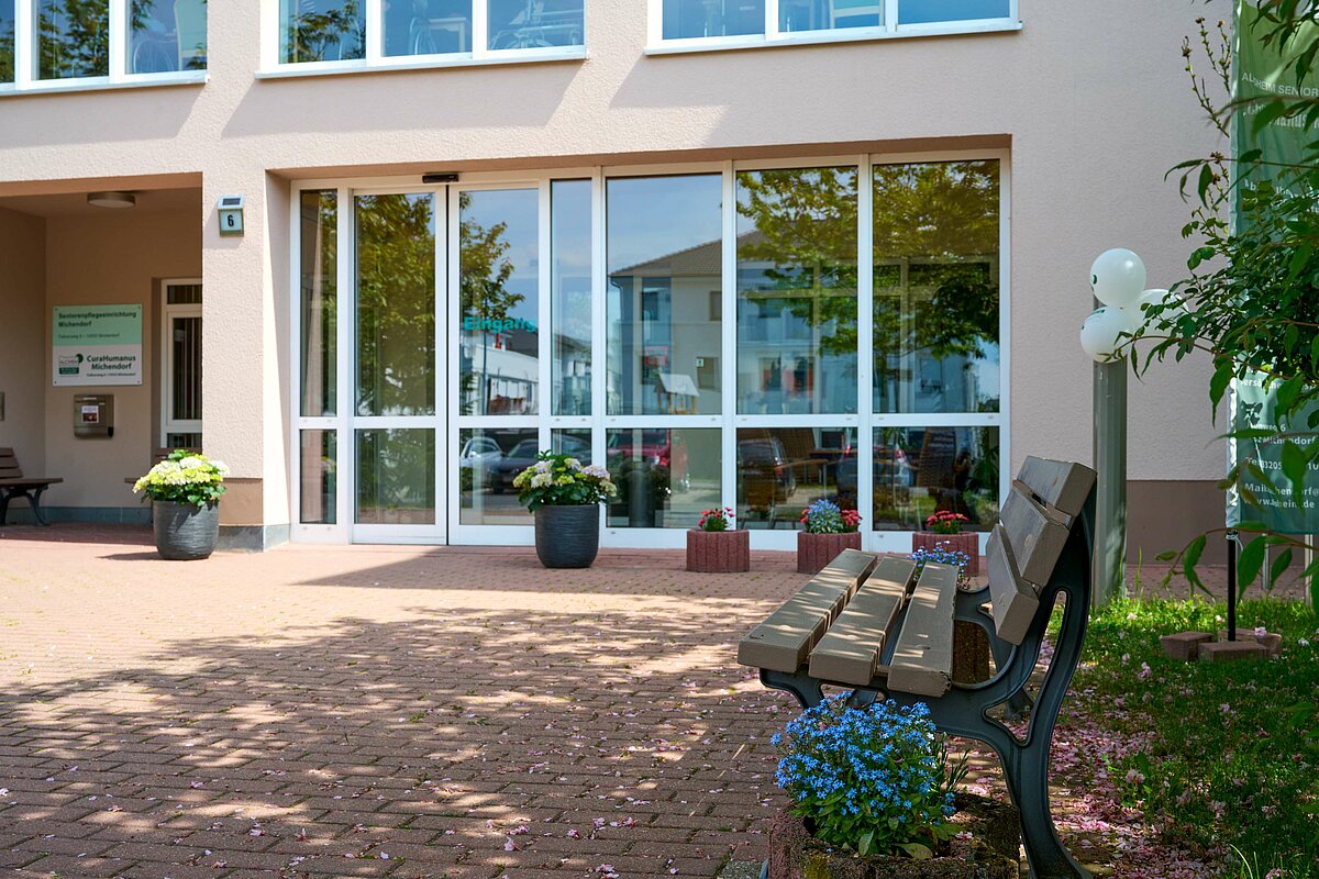 Haupteingang vom Alloheim CuraHumanus Michendorf