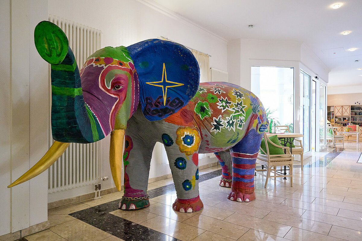 Dekorative Elefantenfigur im Seniorenheim in Wertheim