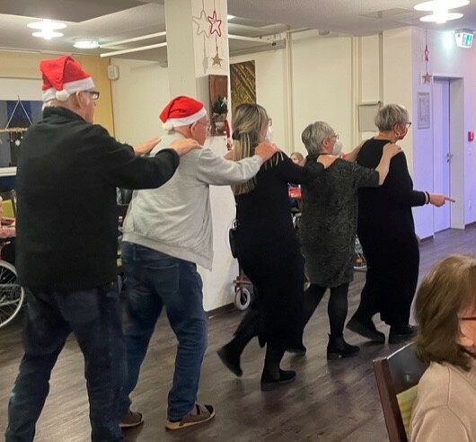 Polonaise bei der Nikolausfeier im Seniorenheim Eschweiler