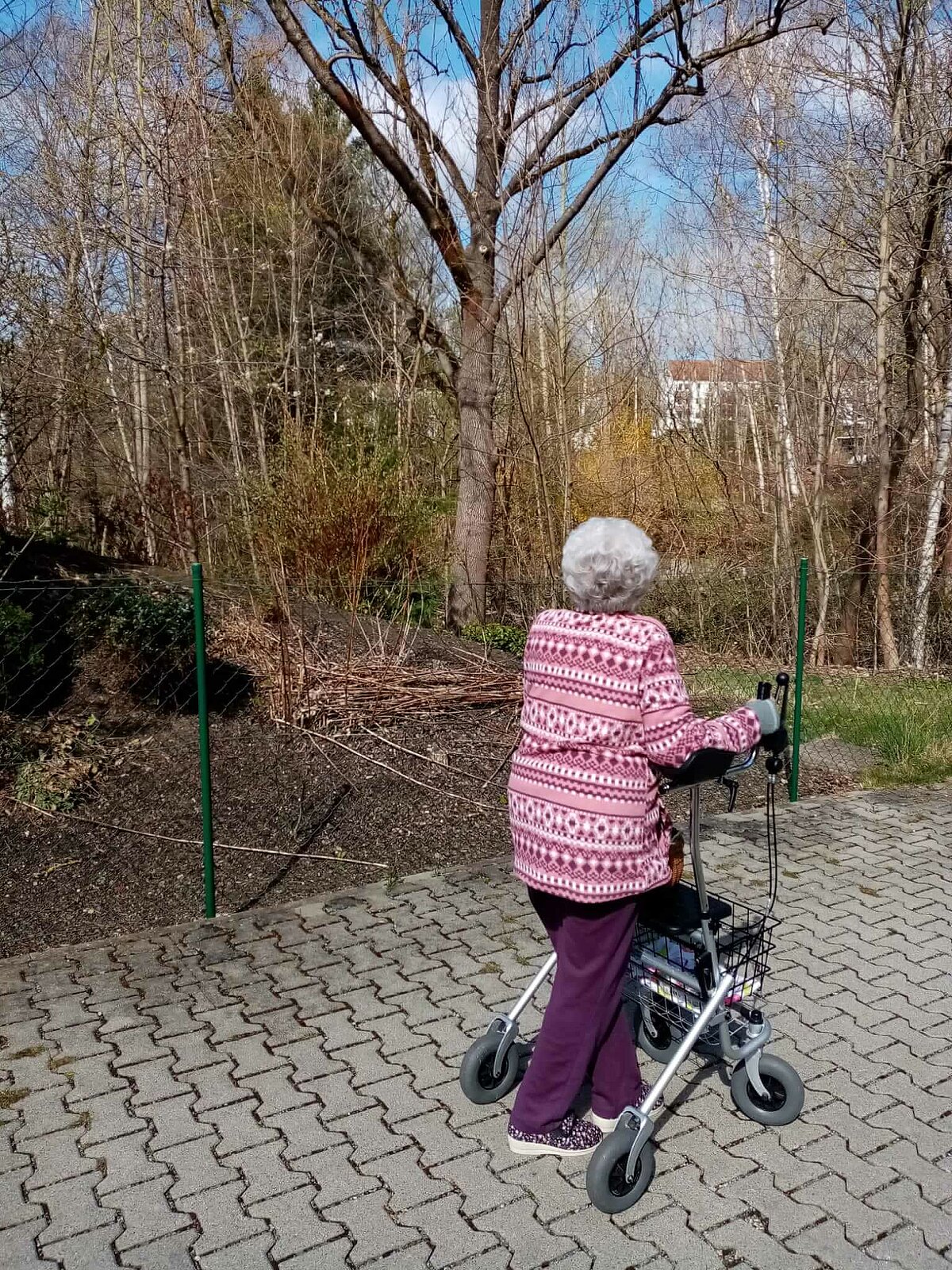 Bewohnerin des Senterra Pflegeheim Chemnitz beim Osterspaziergang