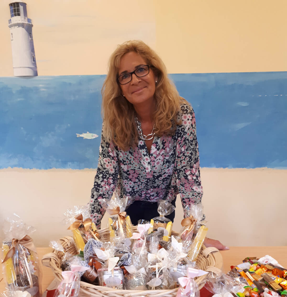 Einrichtungsleiterin des Seniorenheims in Lübeck mit Geschenken zum Tag der Pflege