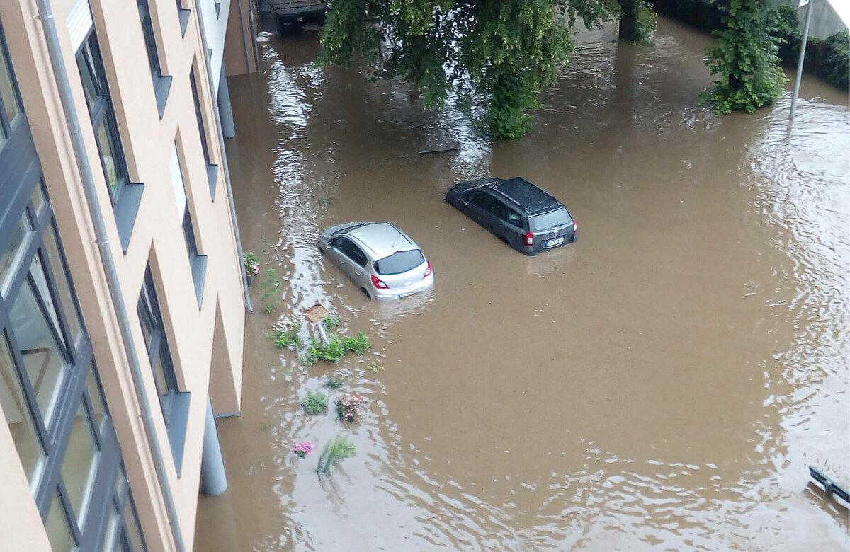 Hochwasser auf dem Parkplatz des Itertal Seniorenheims in Weisweiler