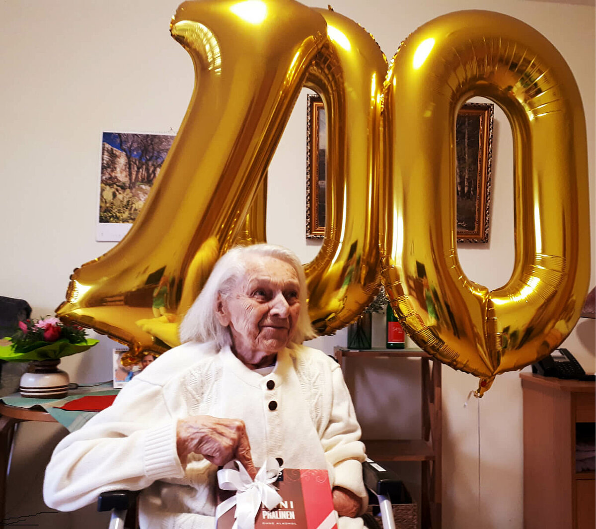 Bewohnerin Lina Weber feiert ihren 100. Geburtstag im Seniorenheim "Waldersee" in Lübeck