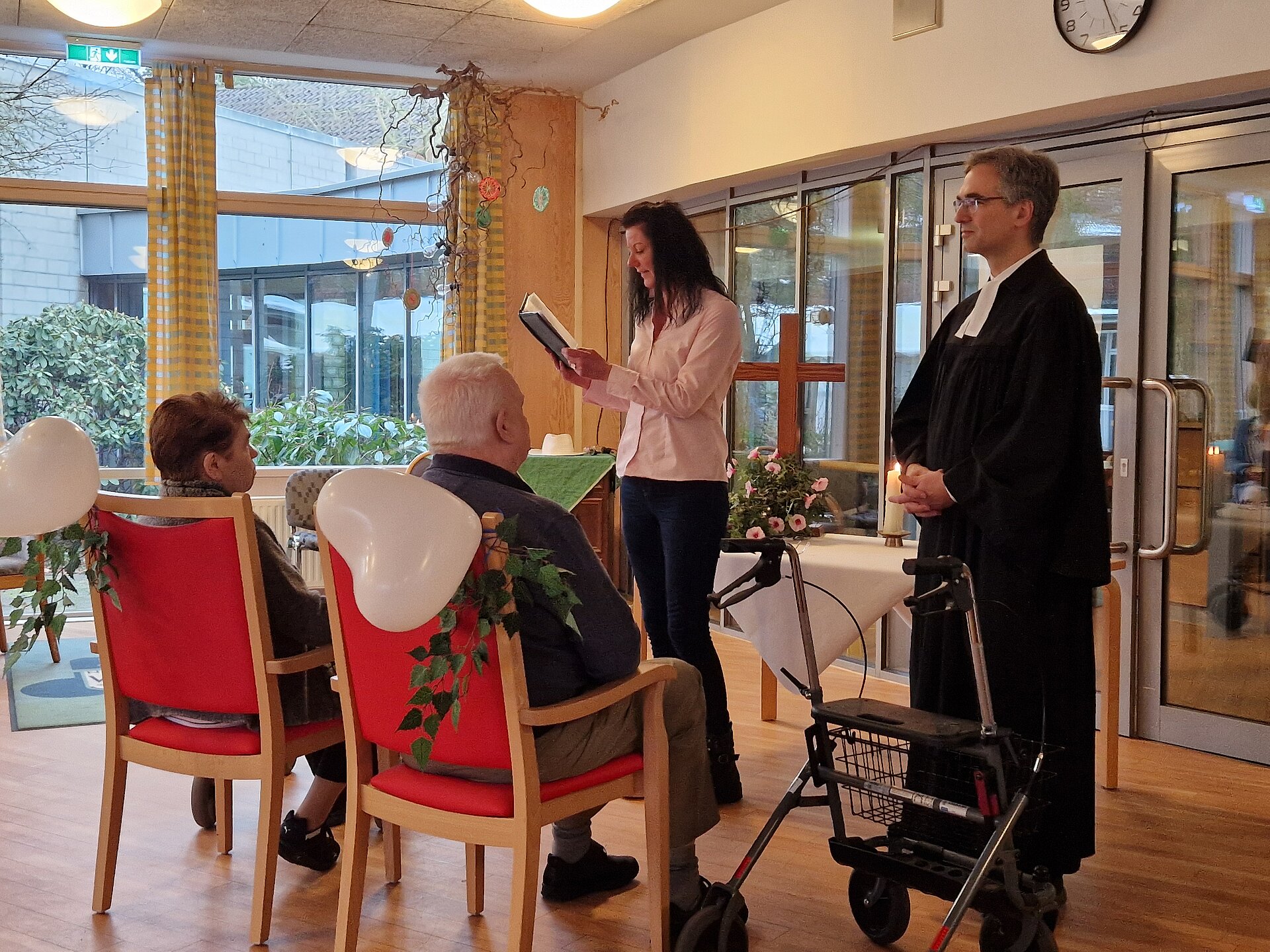 Pastor und Freundin der Familie bei der Trauung
