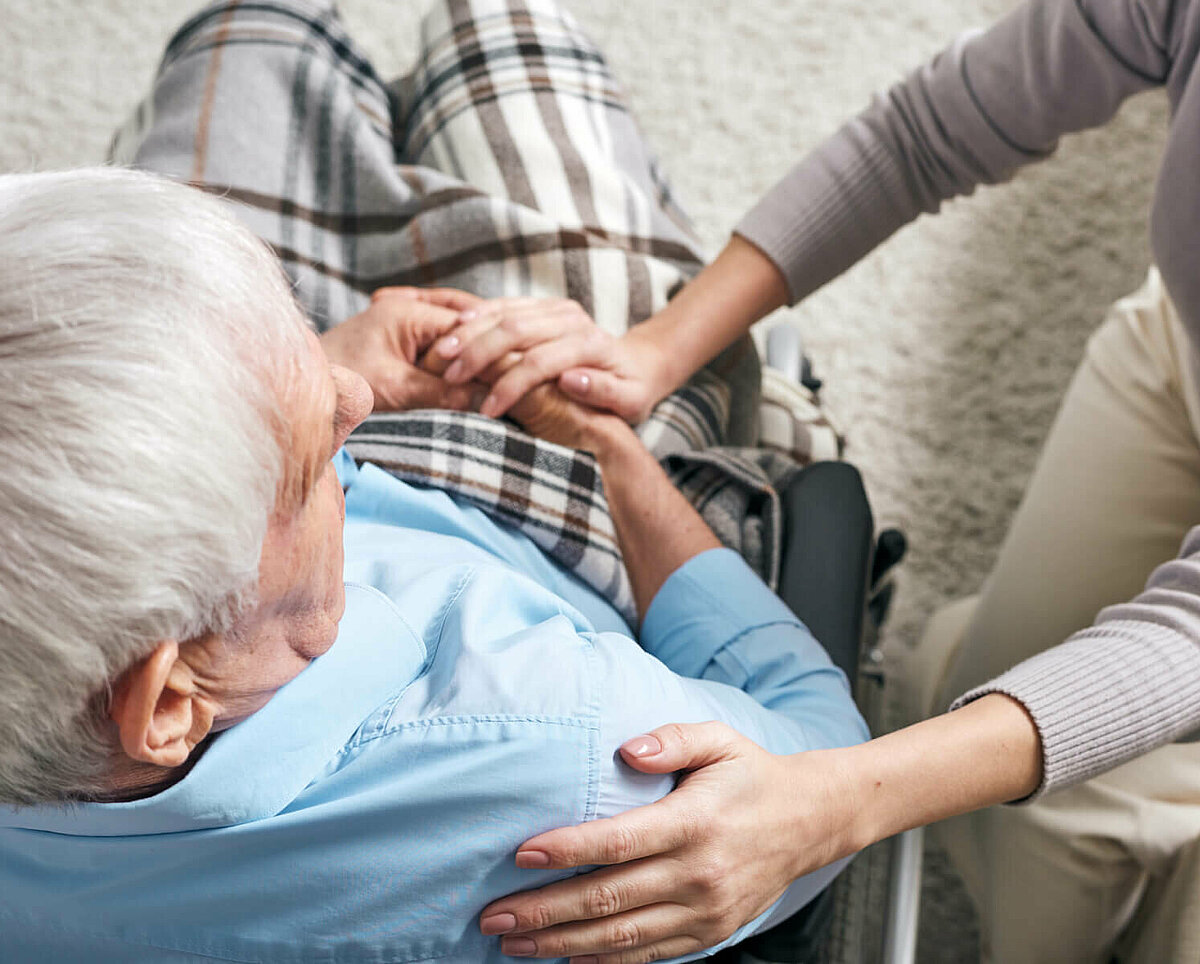Angehörige hilft Senior mit Demenz
