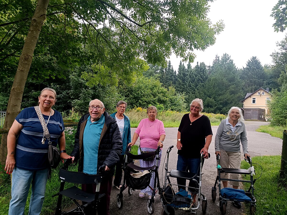 Bewohner*innen beim Spaziergang durch den Rahmer Wald