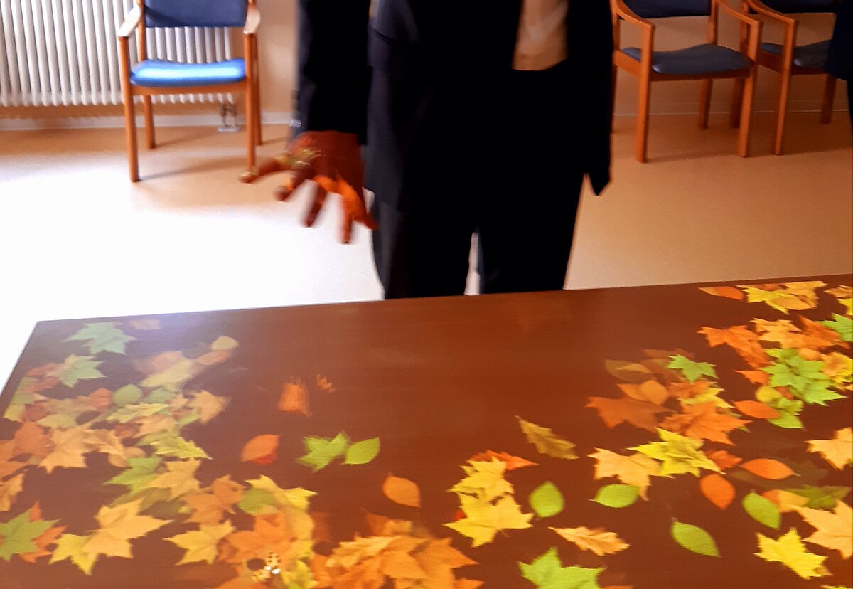 Blätter werden auf Tisch projiziert im Alloheim Seniorenzentrum Löwenquell in Bad Rodach