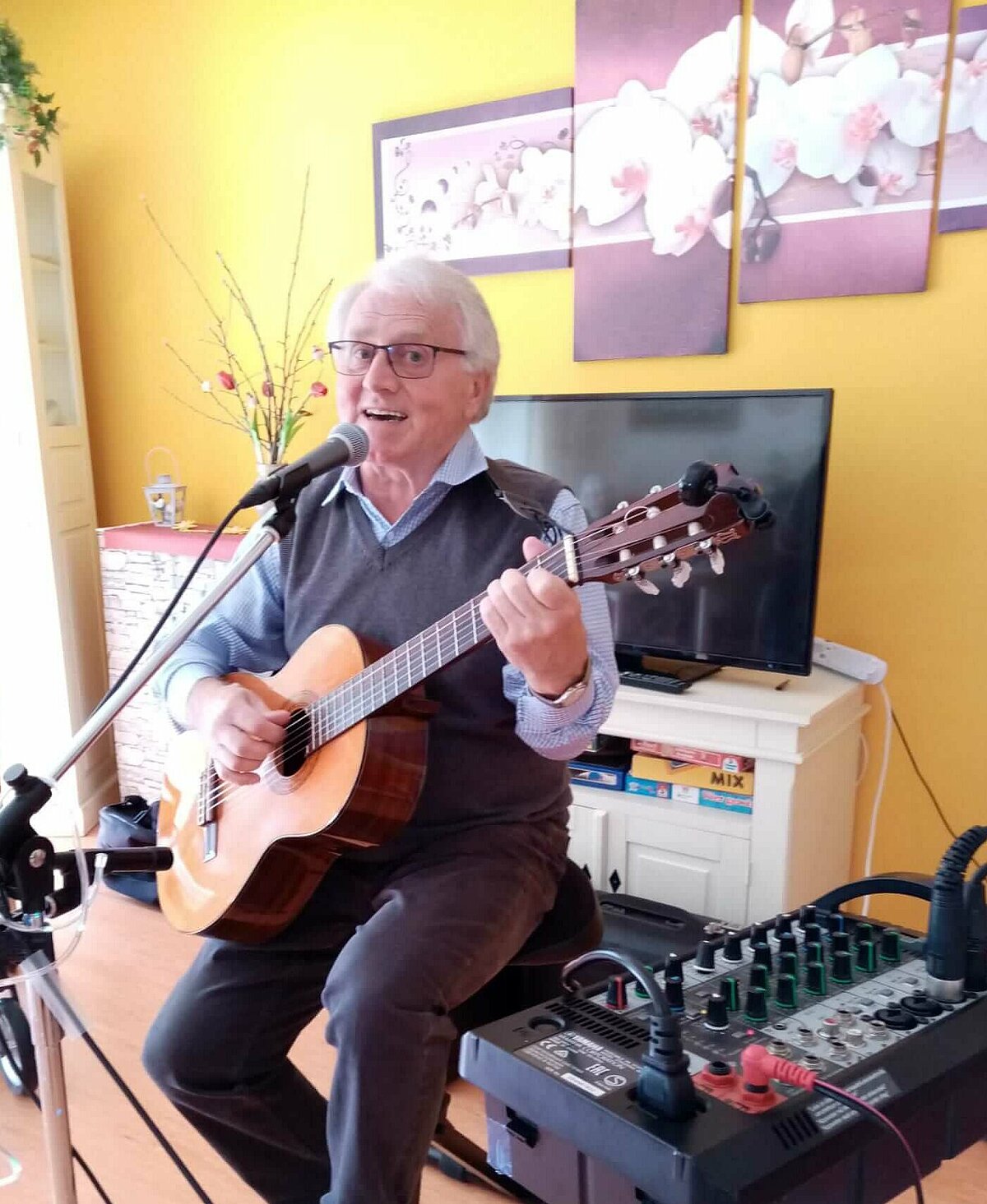 Alleinunterhalter Wolfgang Erler singt im Seniorenheim in Chemnitz