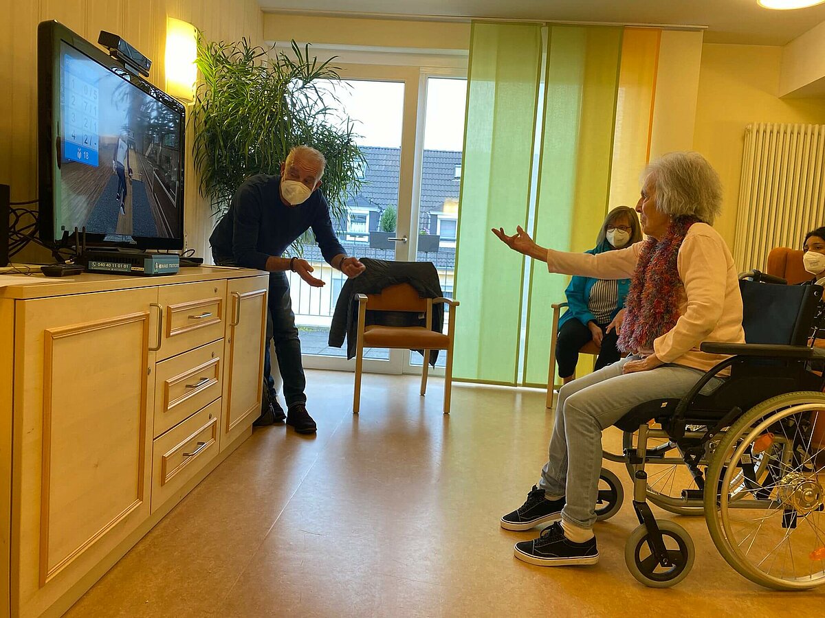 Pilotprojekt "memoreBox" wird von Senioren im Pflegeheim "Am Theater" in Hagen genutzt