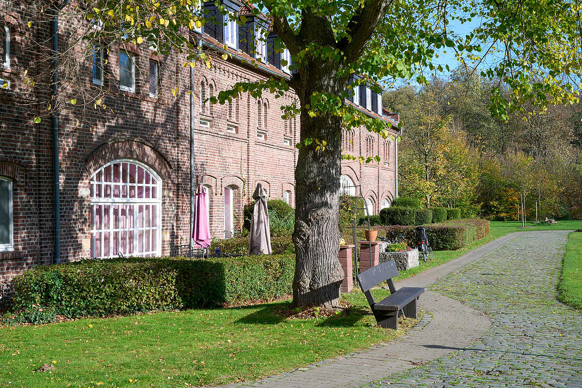 Sitzbank Seniorenheim Dortmund "Schloss Westhusen"