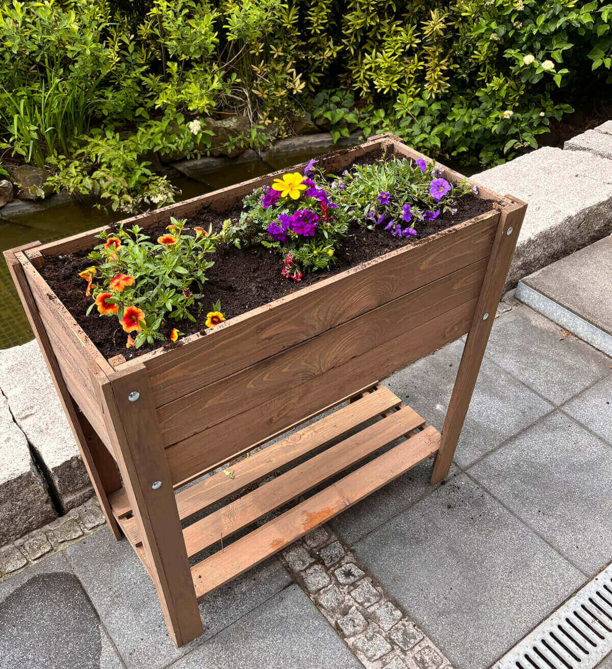 Die neuen Hochbeete für die Terrasse bepflanzt mit bunten Blumen