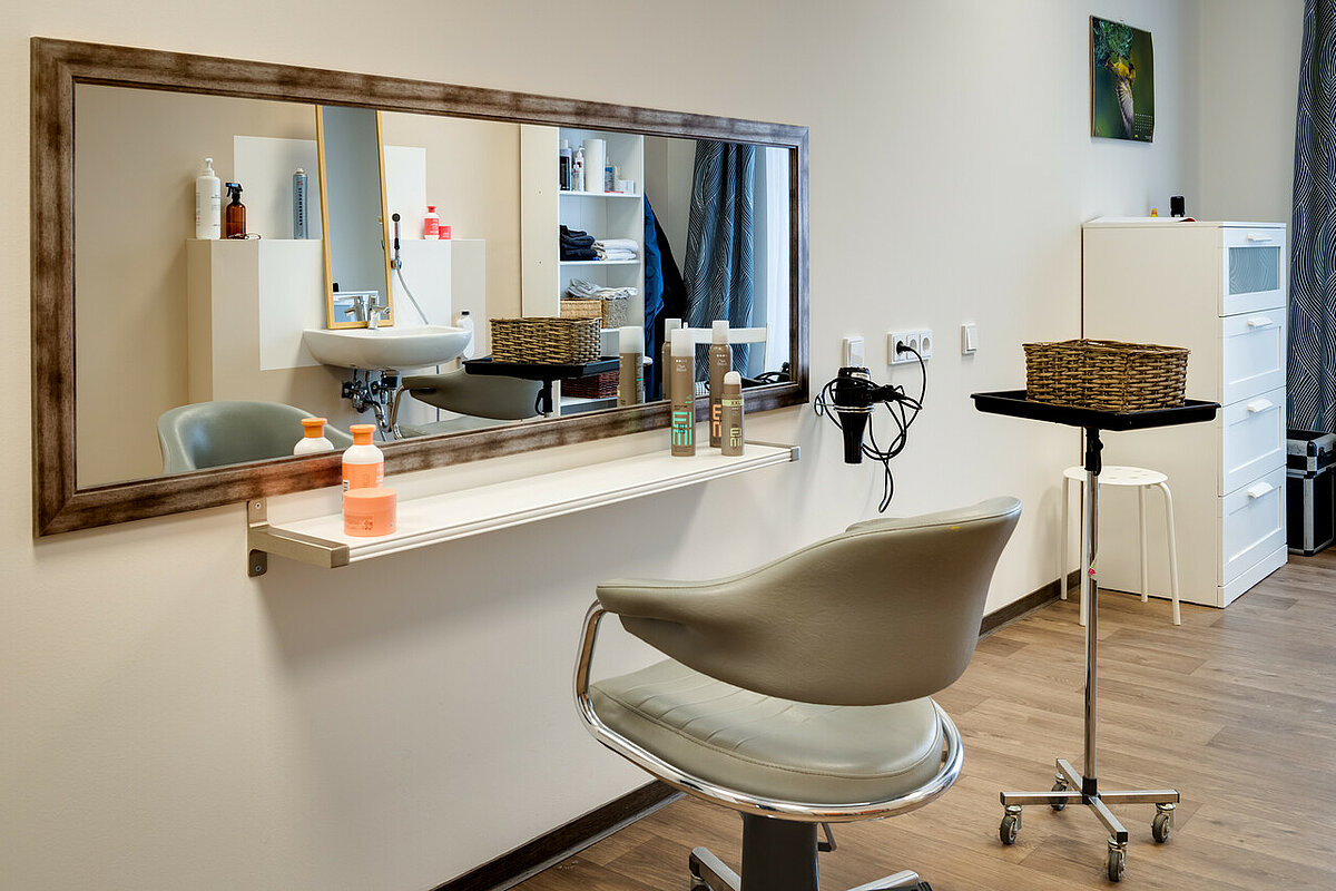 Friseur für die Senioren im Pflegeheim in Schleswig