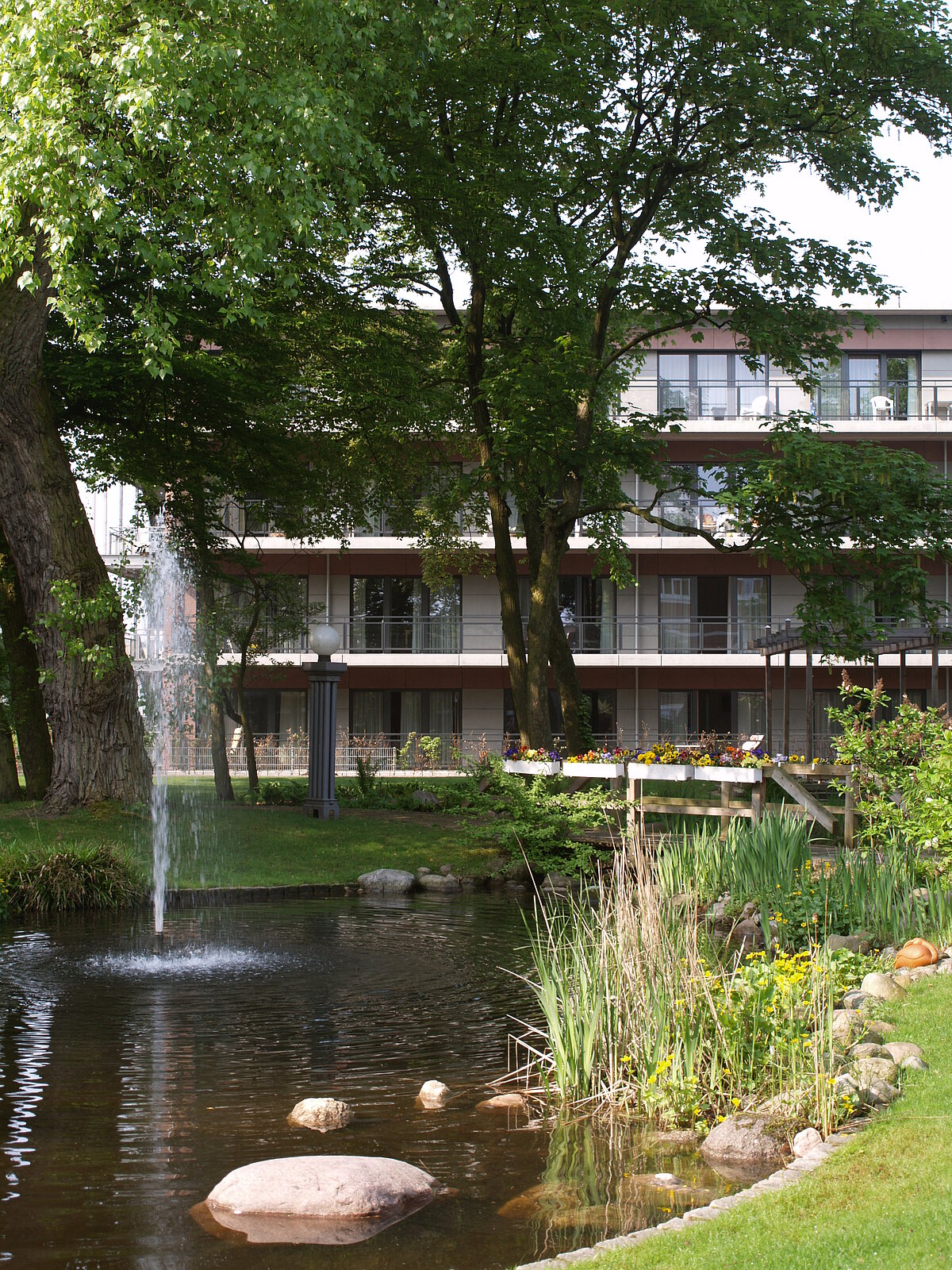 Teich im Garten des Alloheim Pflegeheims Elisabeth in Hamburg