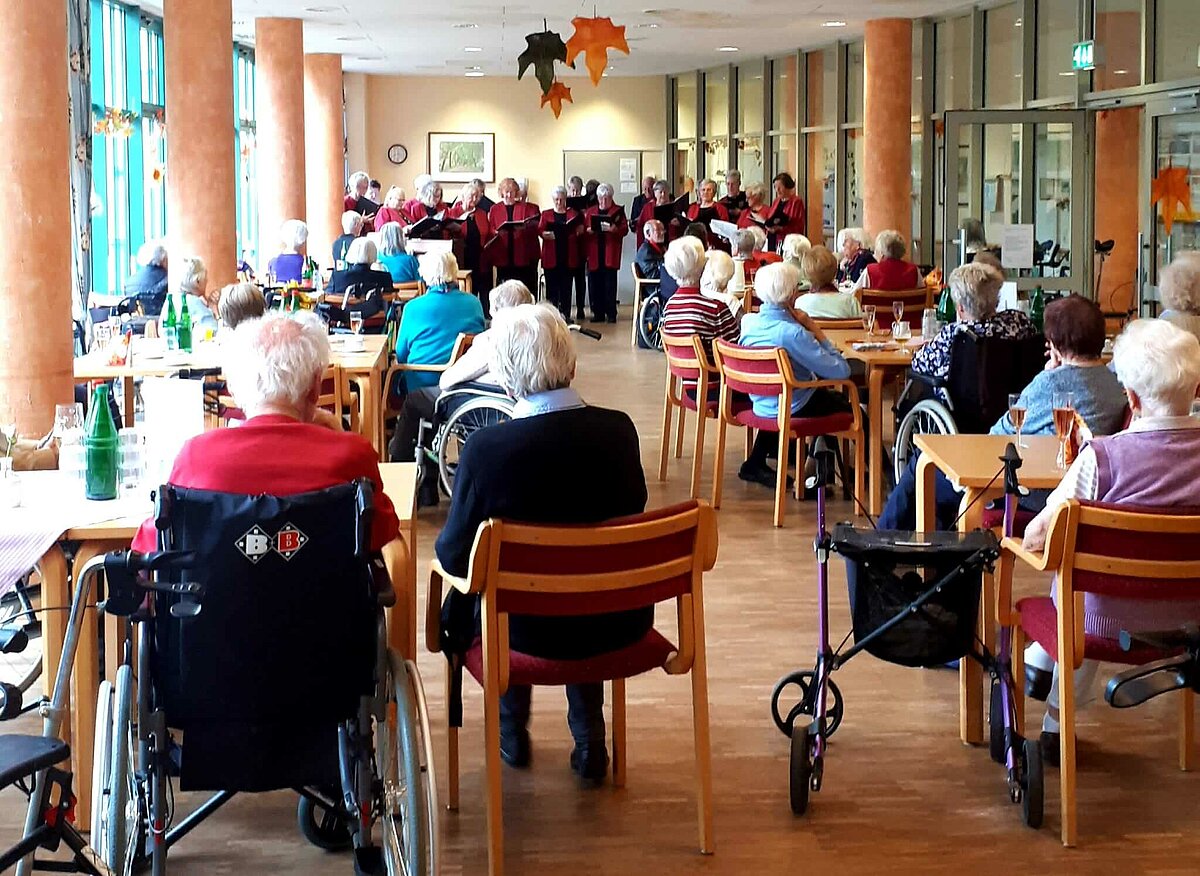 Auftritt des Brandenbaumer Chors beim Herbstfest in der Senioren-Residenz Waldersee in Lübeck