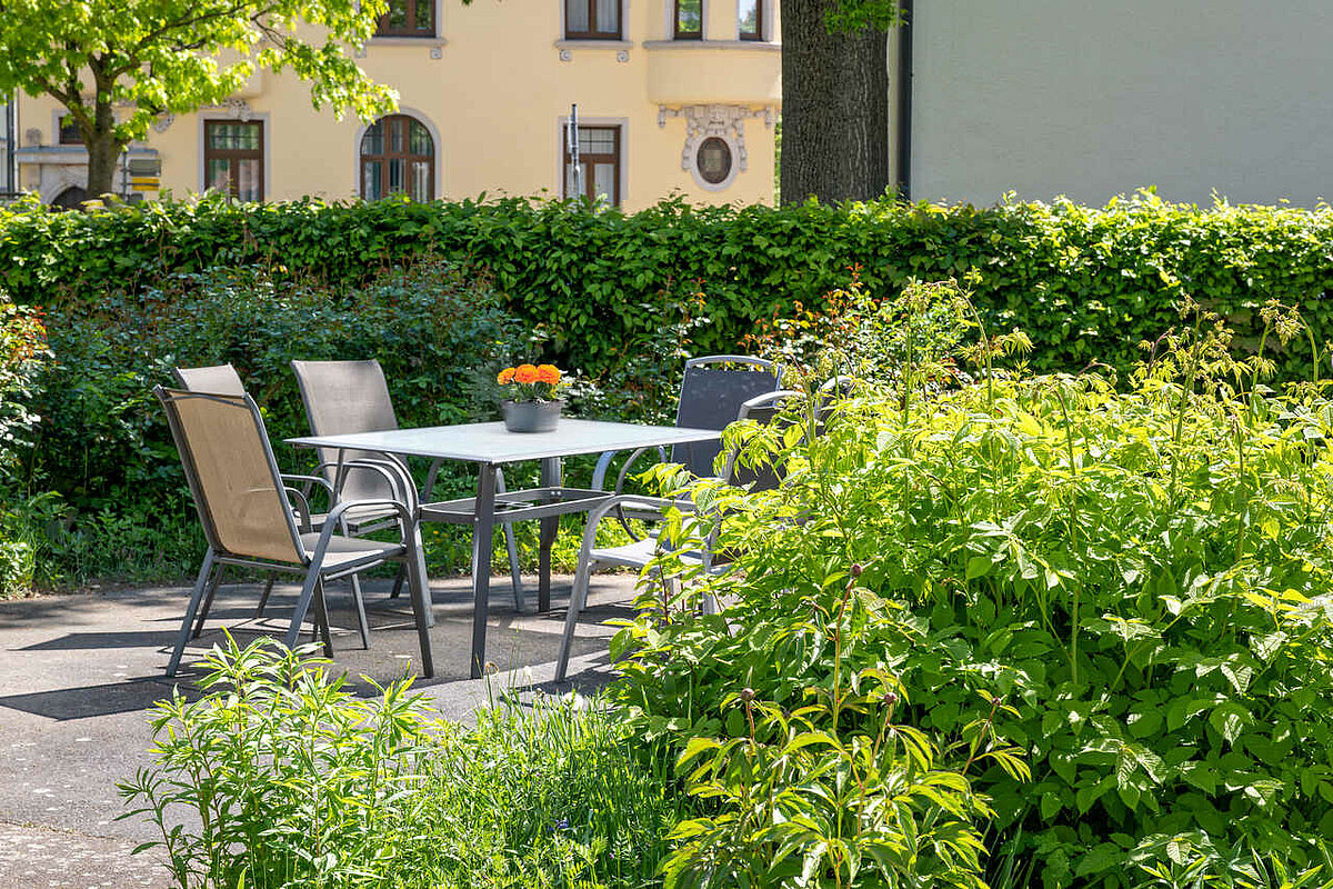 Terrasse mit Sitzmöglichkeit 