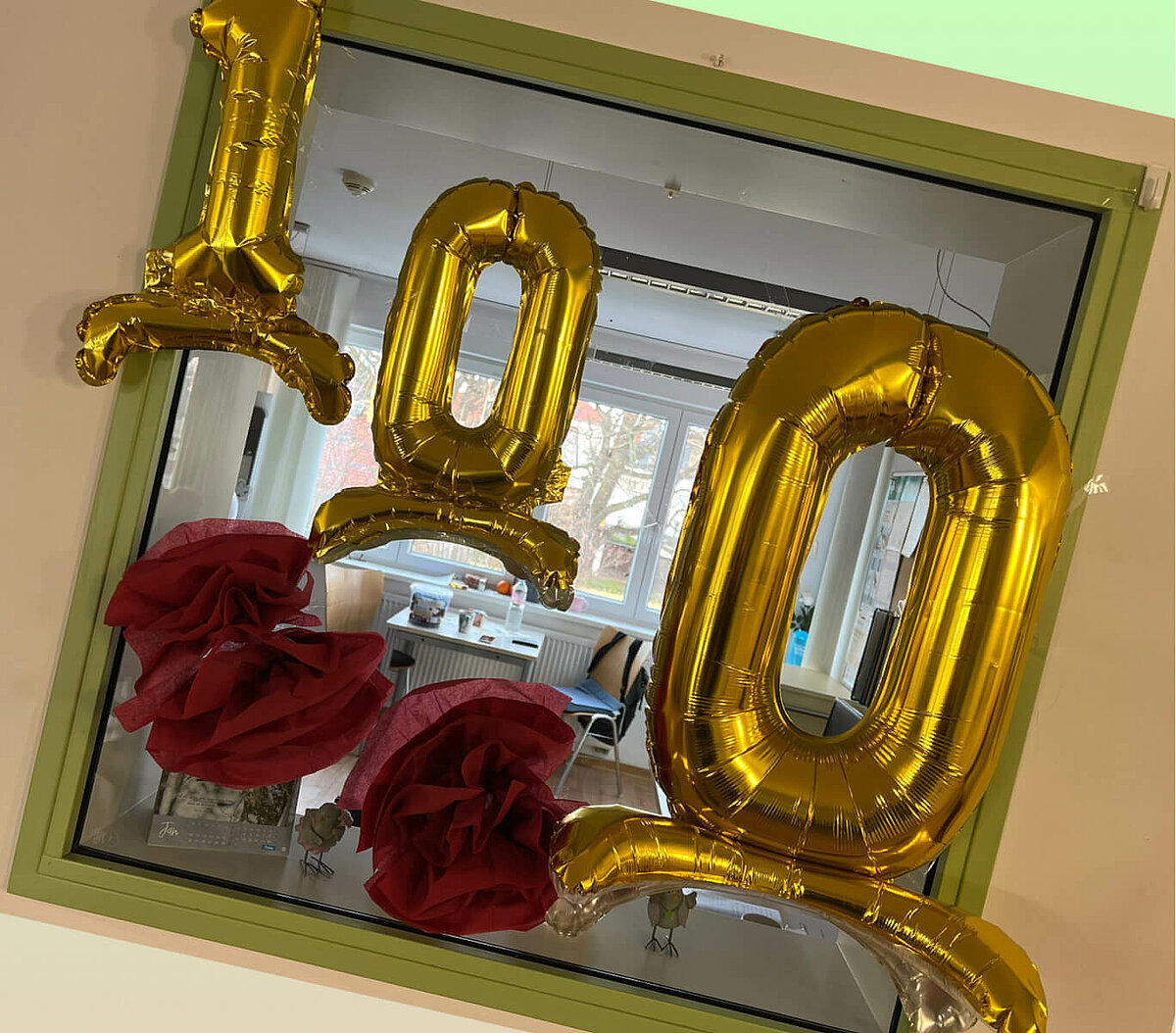 Luftballons zum 100. Geburtstag einer Bewohnerin im Seniorenheim in Zwenkau