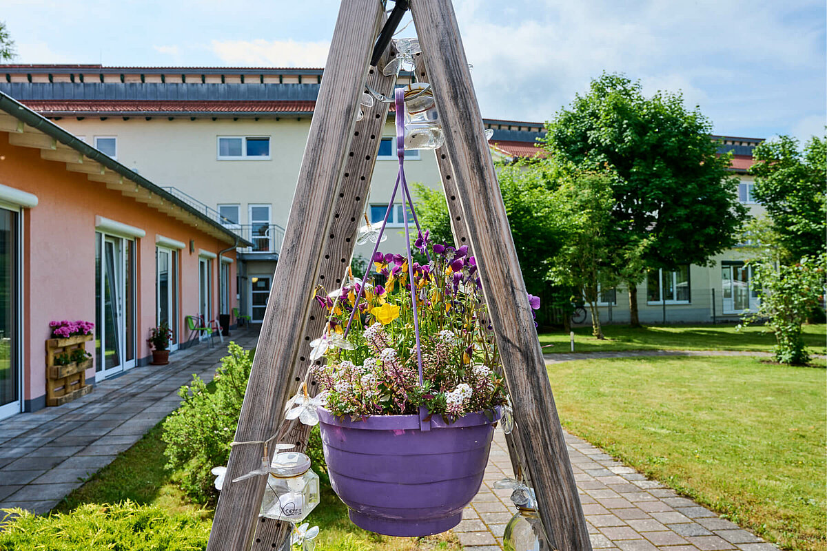 Blumen im Garten der Senioren-Residenz "Siloah" in Wolfertschwenden