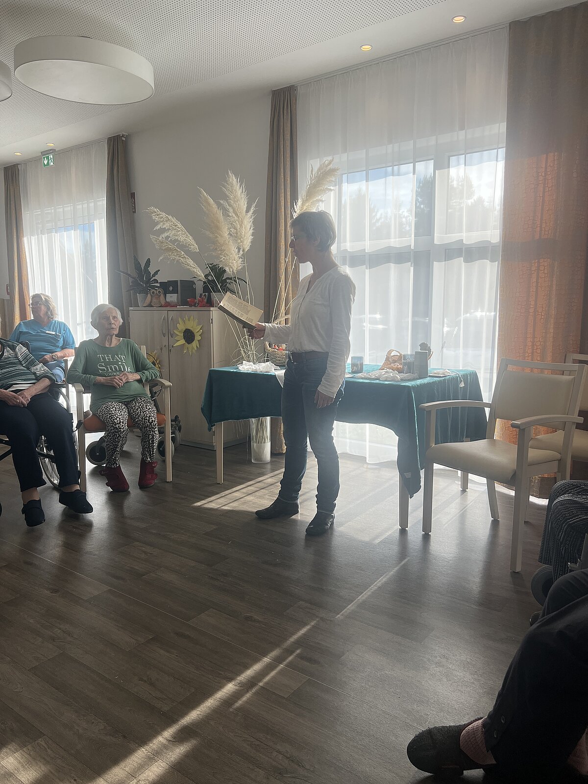 Pfarrerin Cornelia Henze beim monatlichen Gottesdienst für die Bewohner