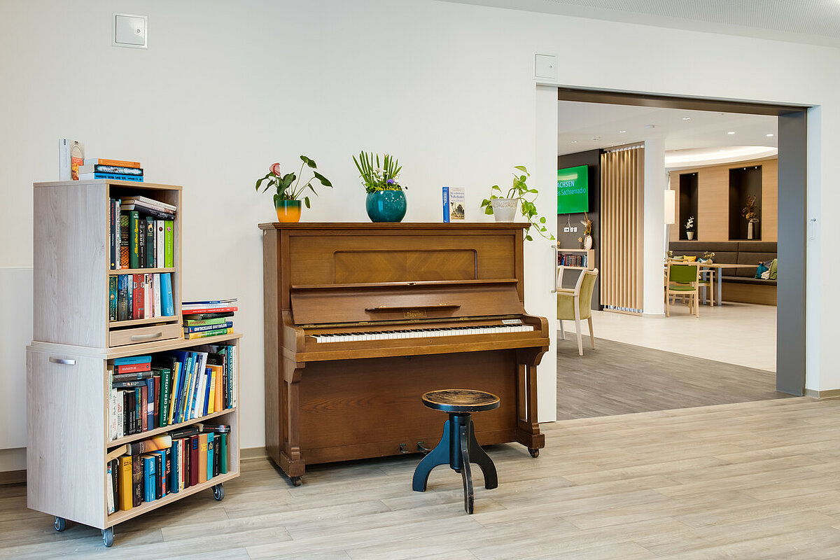 Klavier und Bücher in der Senioren-Residenz Am Sternplatz Werdau