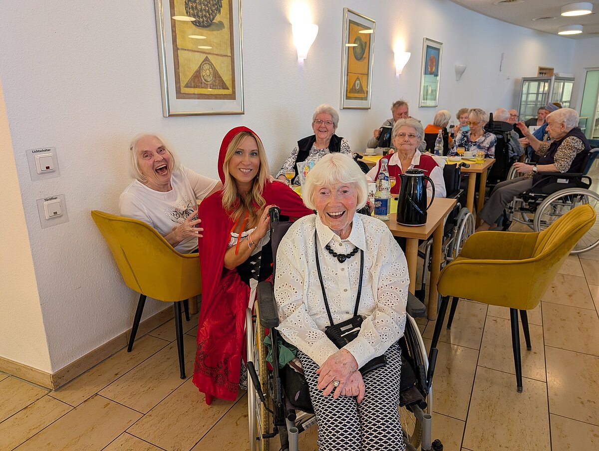 Bewohnerinnen beim Märchenfest