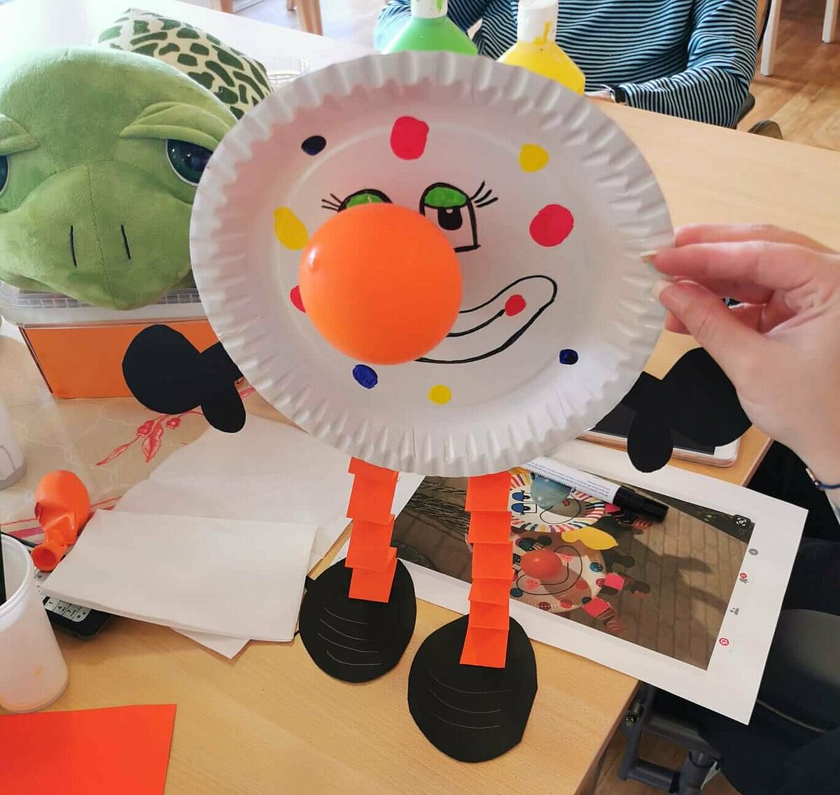 Fertig gebastelte Faschingsmaske