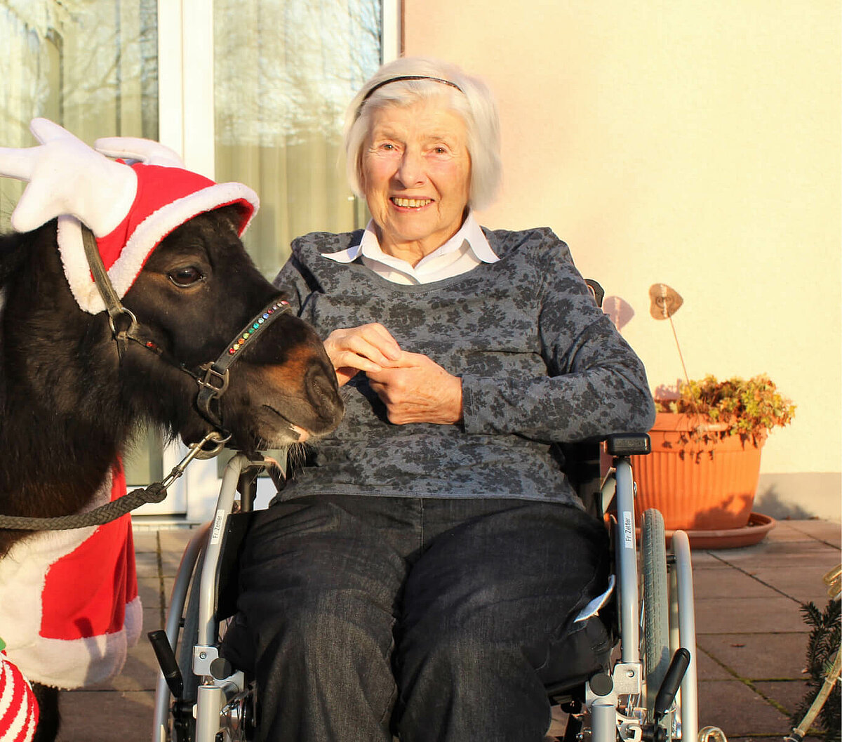 Seniorin Waltraut Zettler mit Pony vor dem Seniorenheim in Wolfertschwenden