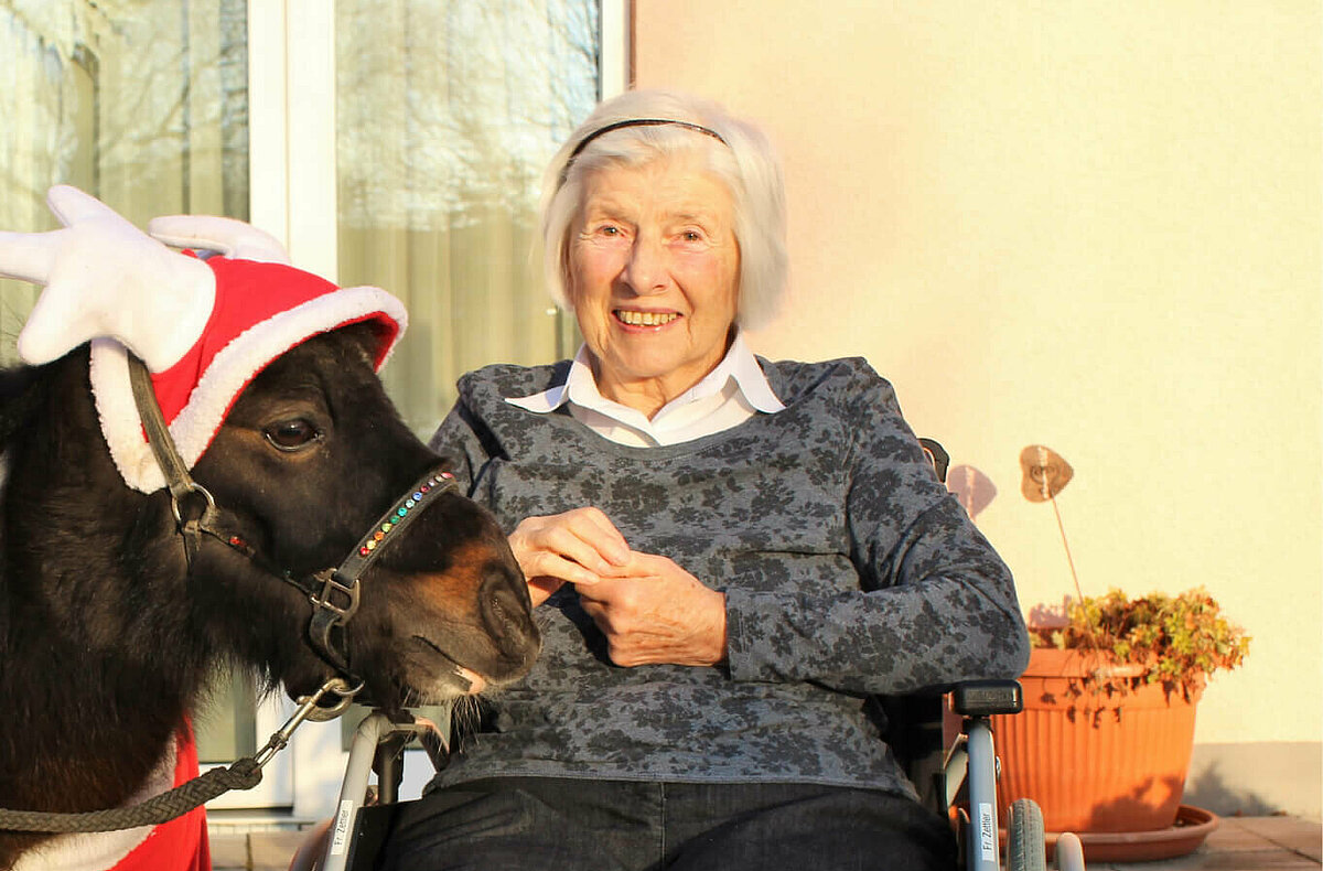 Seniorin Waltraut Zettler mit Pony vor dem Seniorenheim in Wolfertschwenden