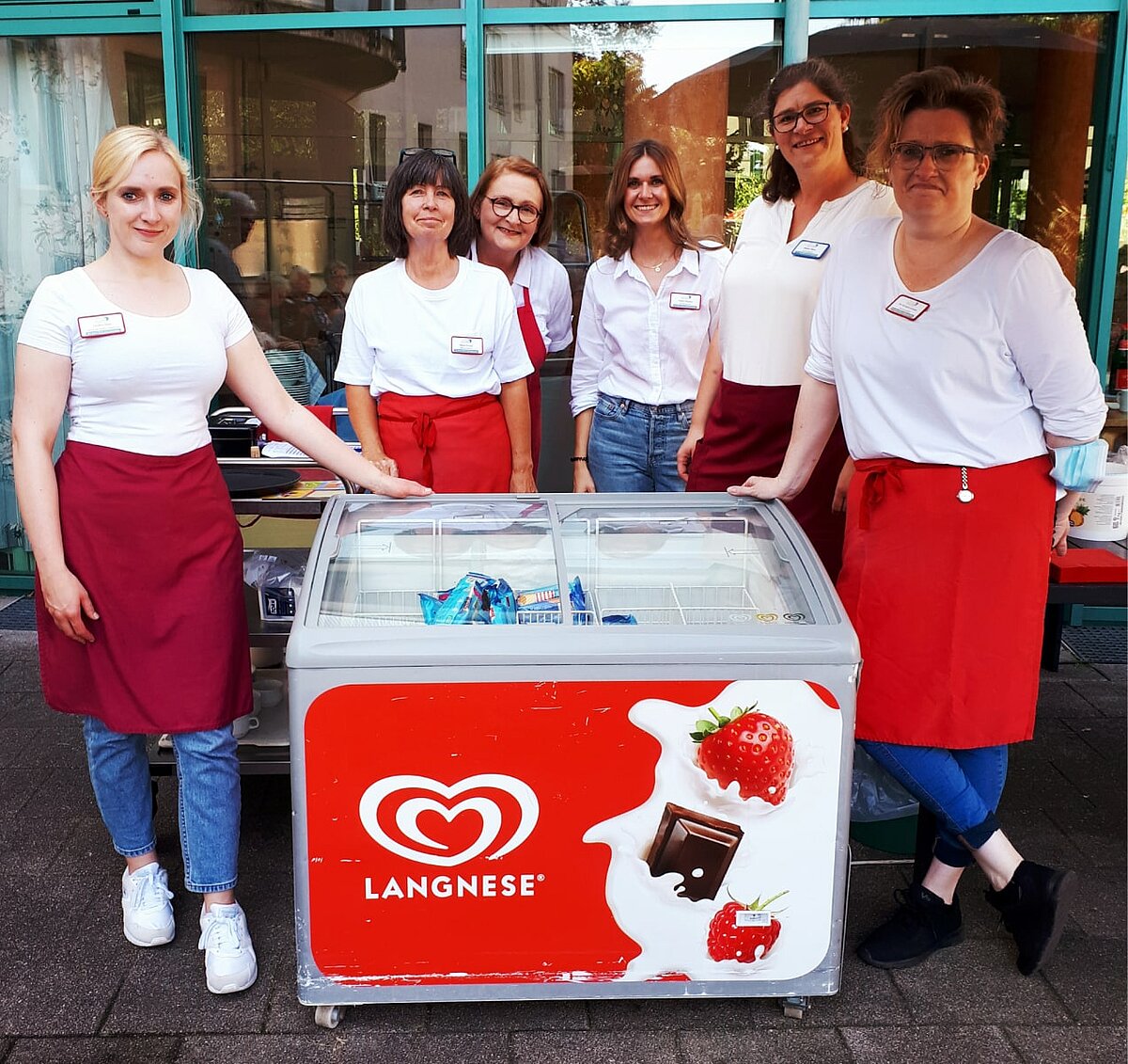 Gruppenfoto der Mitarbeiter vor der Kühltruhe bei der Eisflatrate in der Senioren-Residenz Waldersee in Lübeck