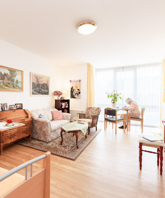 Individuell eingerichtetes Zimmer eines Bewohners der stationären Langzeitpflege im Alloheim Seniorenheim Auetalblick in Bad Malente