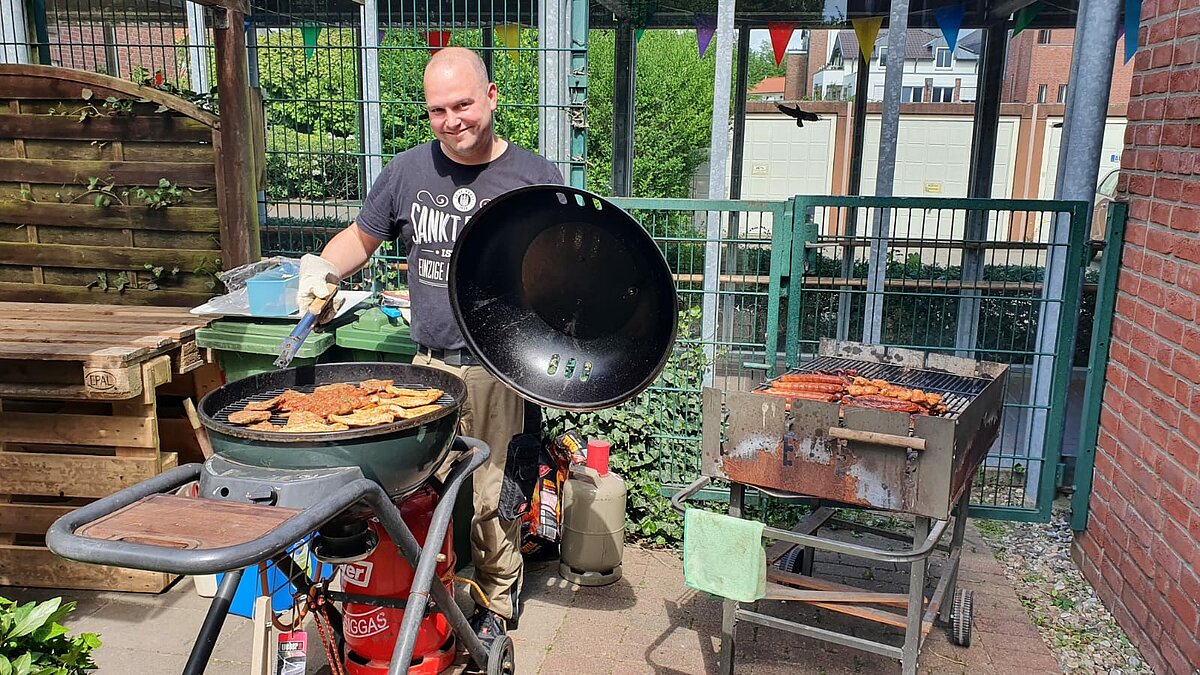 Herr Timm grillt für alle