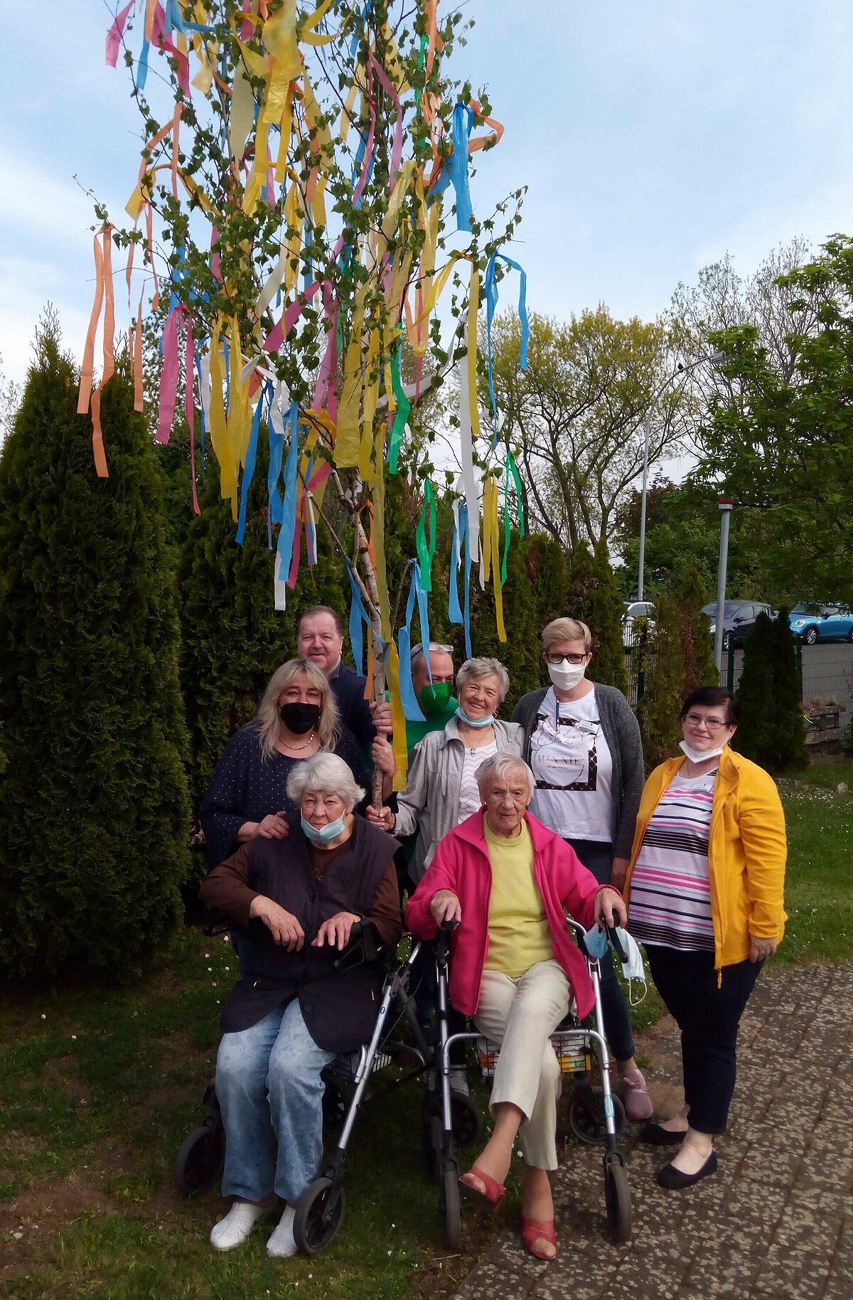 Bewohner mit dem geschmückten Maibaum