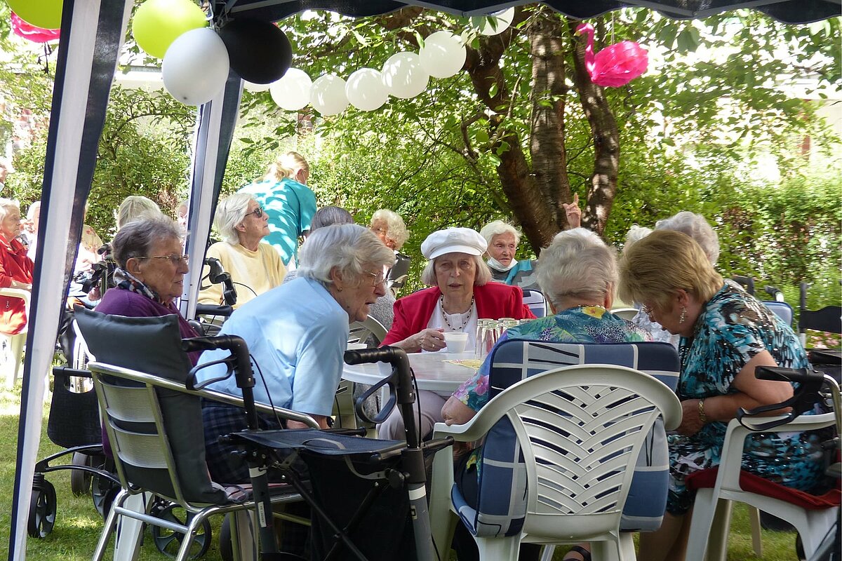 Senioren feiern beim Sommerfest des Pflegeheims Am Lindenberg in Salzgitter-Thiede