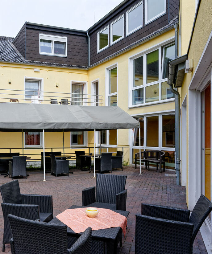 Terrasse im Innenhof der Alloheim Senioren-Residenz "Maria Hilf" in Bedburg