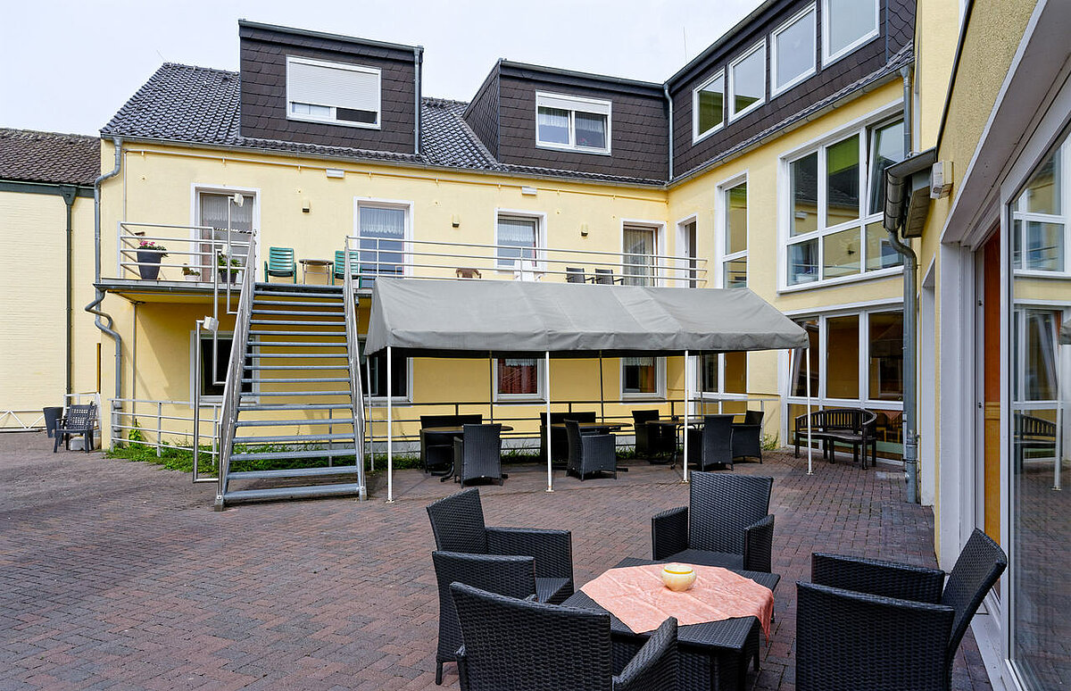 Terrasse im Innenhof der Alloheim Senioren-Residenz "Maria Hilf" in Bedburg