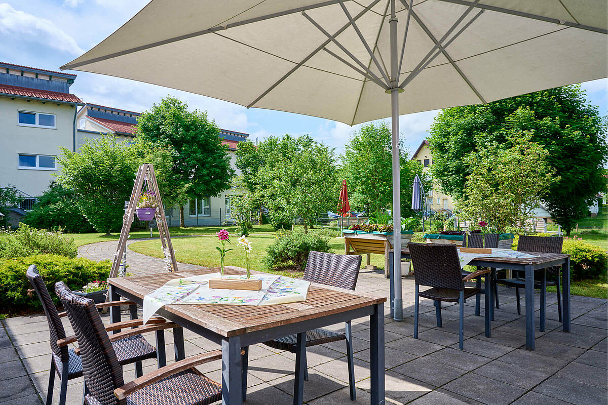 Sitzbereich auf der Terrasse der Senioren-Residenz "Siloah" in Wolfertschwenden