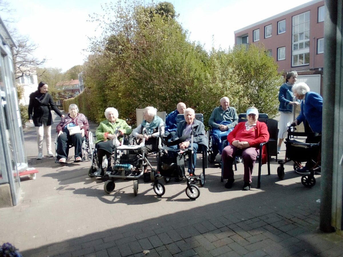 Die Bewohner beim Maibaumfest