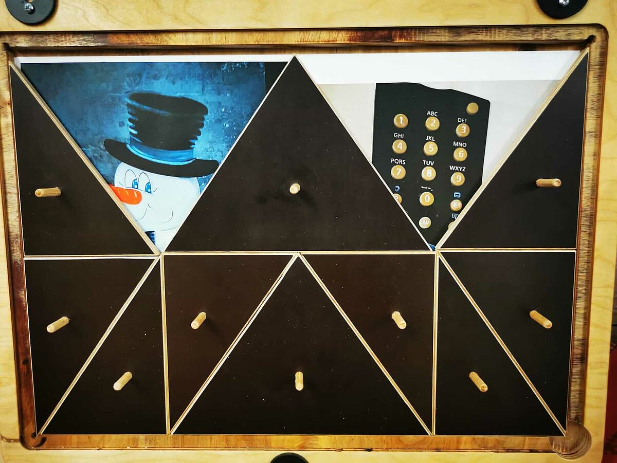 Selbst gebautes "Dalli Klick" von dem Seniorenheim AGO Rosbach, zwei Fenster geöffnet